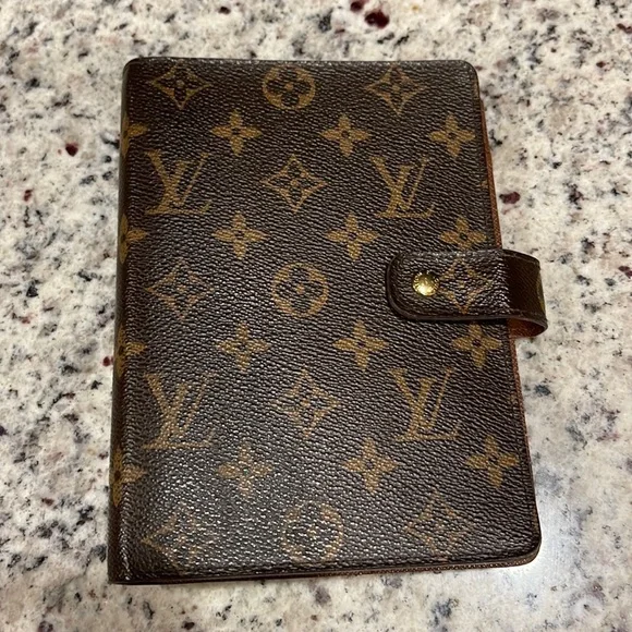 Medium Ring Agenda Cover - Picture 1 of 16